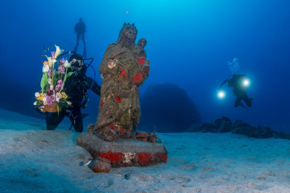 cueva-de-las-morenas Buceador buceando en Cueva de las Morenas